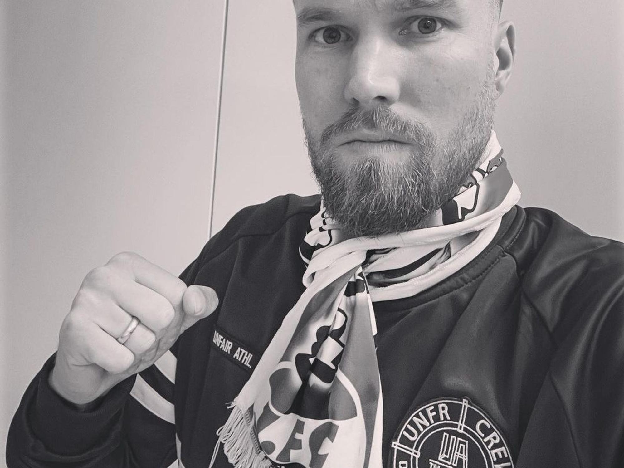 Kevin Großkreutz zeigt seinen Support für den 1. FC Köln.