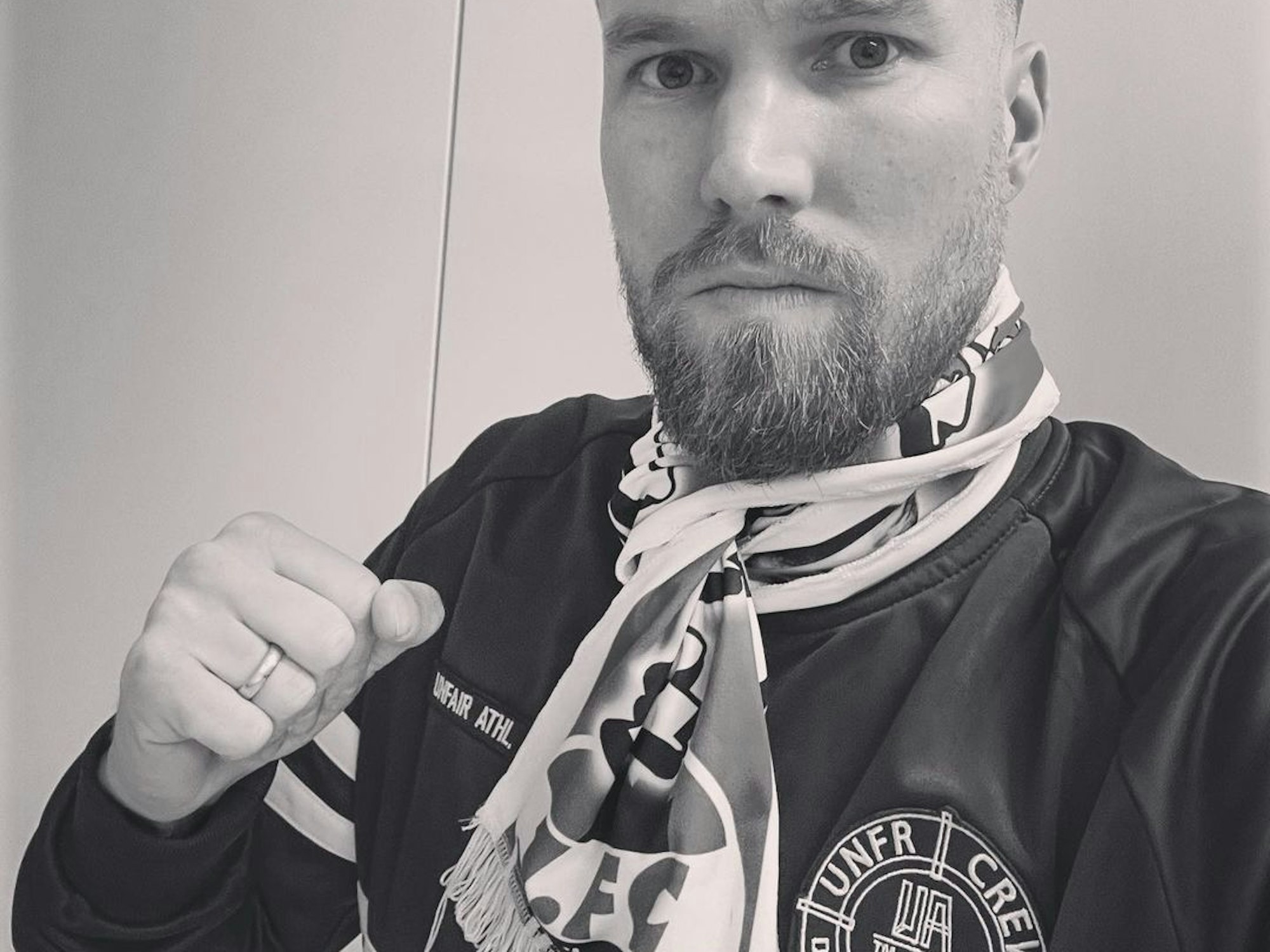 Kevin Großkreutz zeigt seinen Support für den 1. FC Köln.