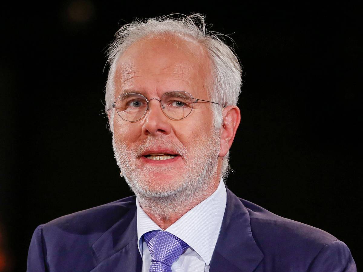 Harald Schmidt sitzt bei „Gysi & Schmidt: Der ntv Rückblick“ im Bricks-Club. Eine mehrdeutige Aussage des Entertainers hat für Spekulationen um seinen Impfstatus gesorgt.