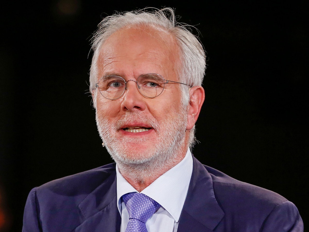 Harald Schmidt sitzt bei „Gysi & Schmidt: Der ntv Rückblick“ im Bricks-Club. Eine mehrdeutige Aussage des Entertainers hat für Spekulationen um seinen Impfstatus gesorgt.