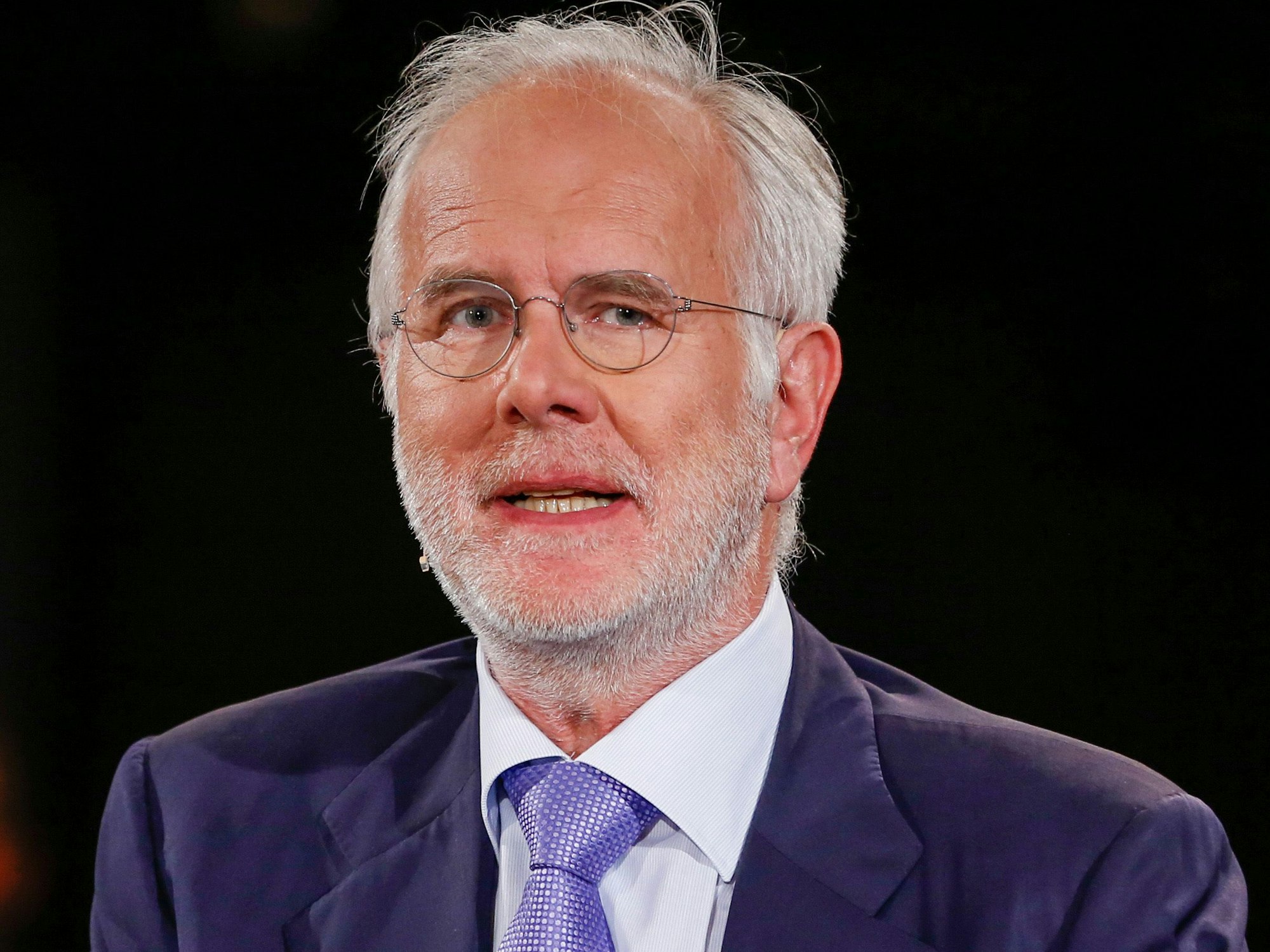 Harald Schmidt sitzt bei „Gysi & Schmidt: Der ntv Rückblick“ im Bricks-Club. Eine mehrdeutige Aussage des Entertainers hat für Spekulationen um seinen Impfstatus gesorgt.