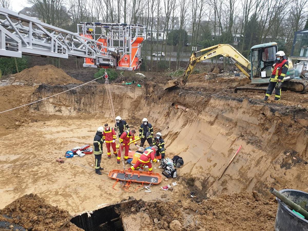 Die Einsatzkräfte der Feuerwehr Mülheim an der Ruhr bei den Bergungsarbeiten.