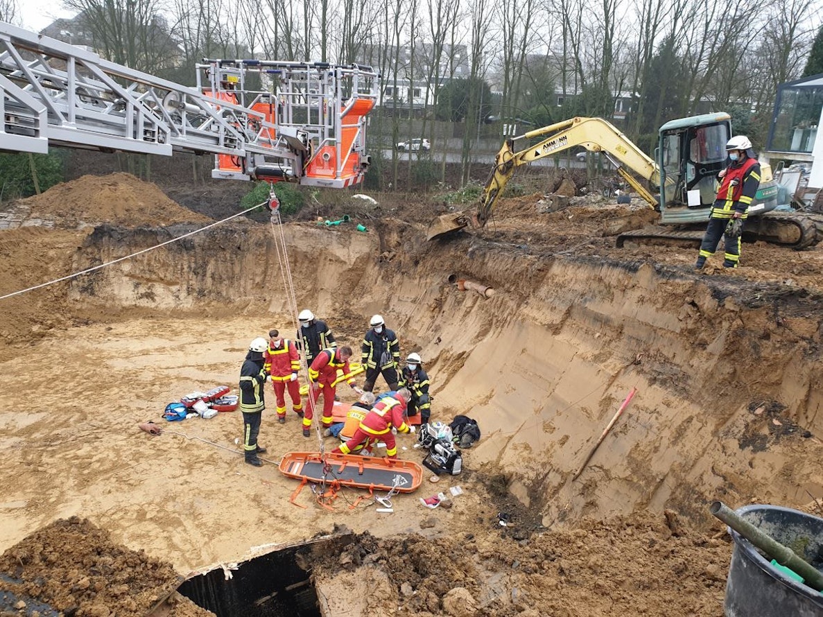 Die Einsatzkräfte der Feuerwehr Mülheim an der Ruhr bei den Bergungsarbeiten.