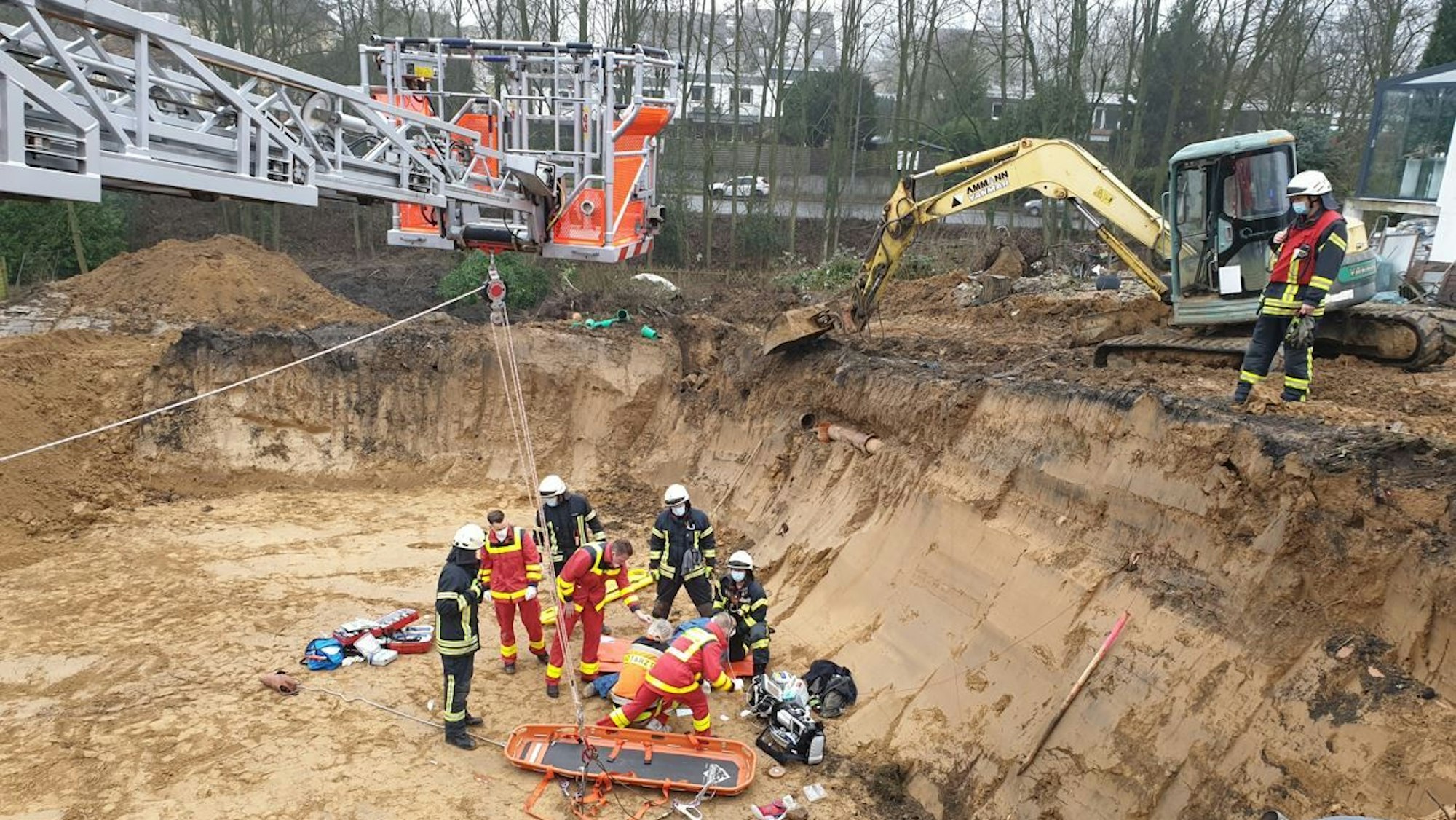 Die Einsatzkräfte der Feuerwehr Mülheim an der Ruhr bei den Bergungsarbeiten.