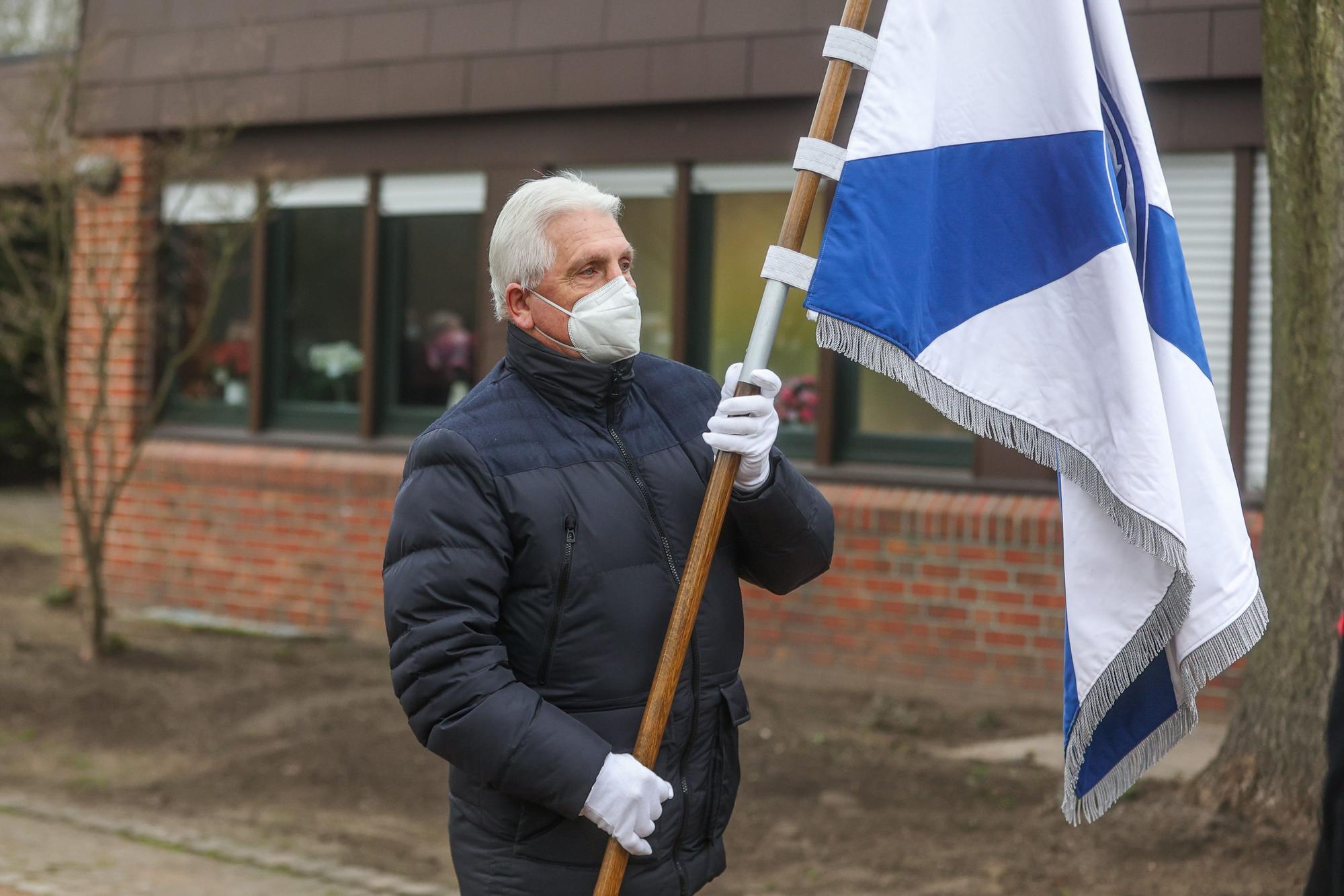 Schalkes Klaus Fischer trägt die Vereinsfahne auf dem Weg zum Grab von Reinhard Libuda. Nach dem Ende der Liegezeit von 25 Jahren erhält der frühere Schalker Stürmer Stan Libuda nun doch eine neue letzte Ruhestätte auf dem Fan-Feld.