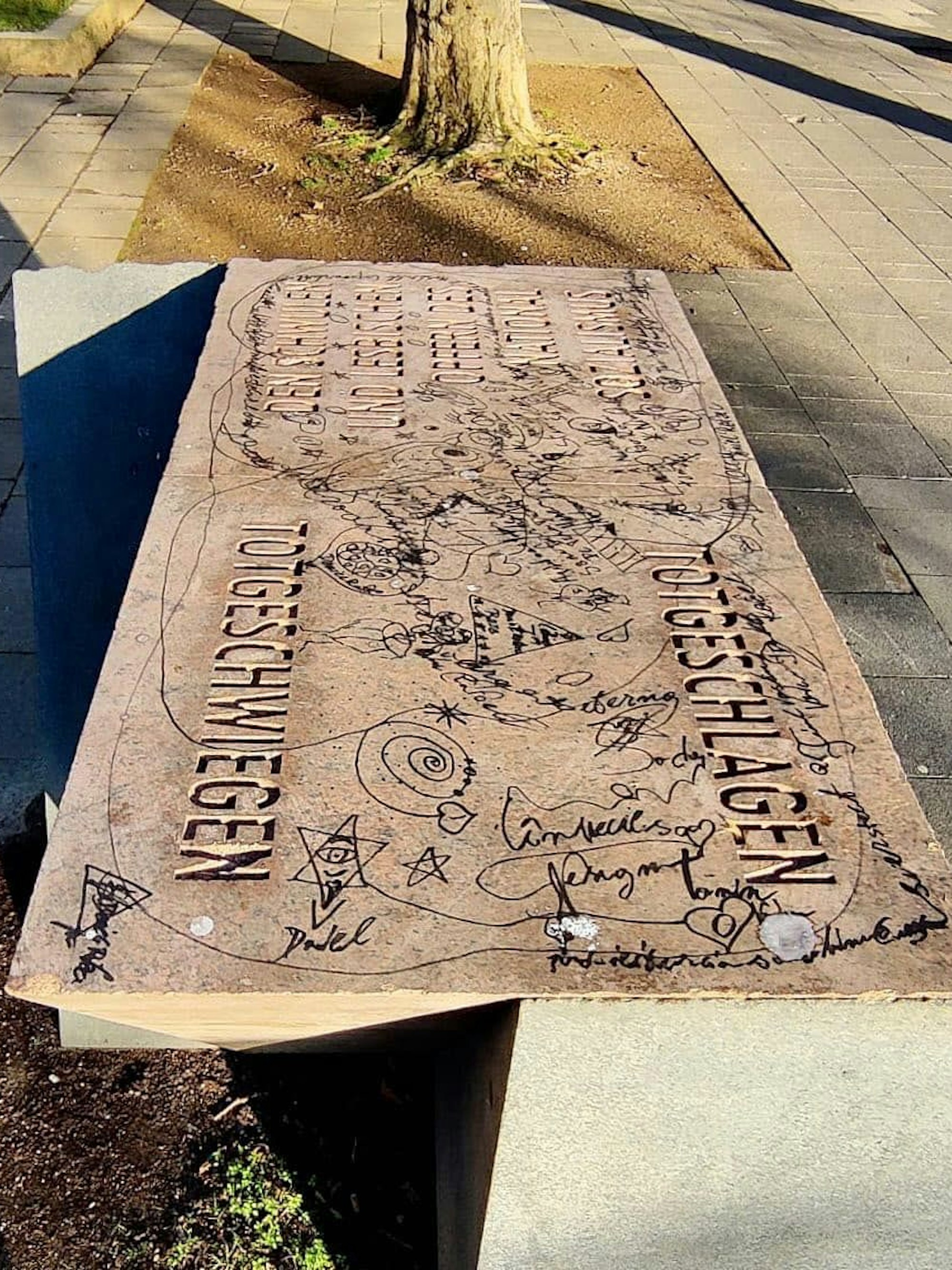 Das Mahnmal für schwule und lesbische Oper des Nationalsozialismus an der Hohenzollernbrücke in Köln wurde beschmiert.