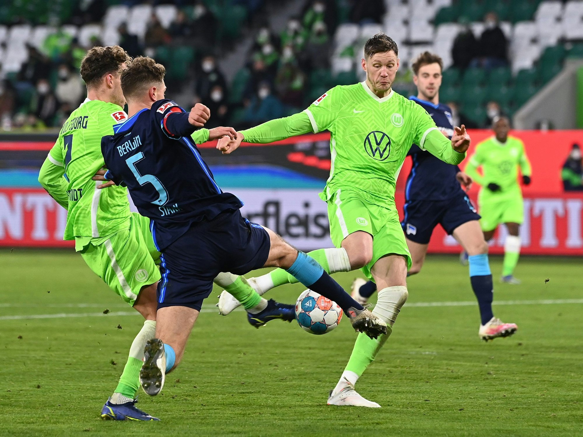 Wolfsburgs Wout Weghorst (r) versucht gegen Berlins Niklas Stark einen Torschuss.