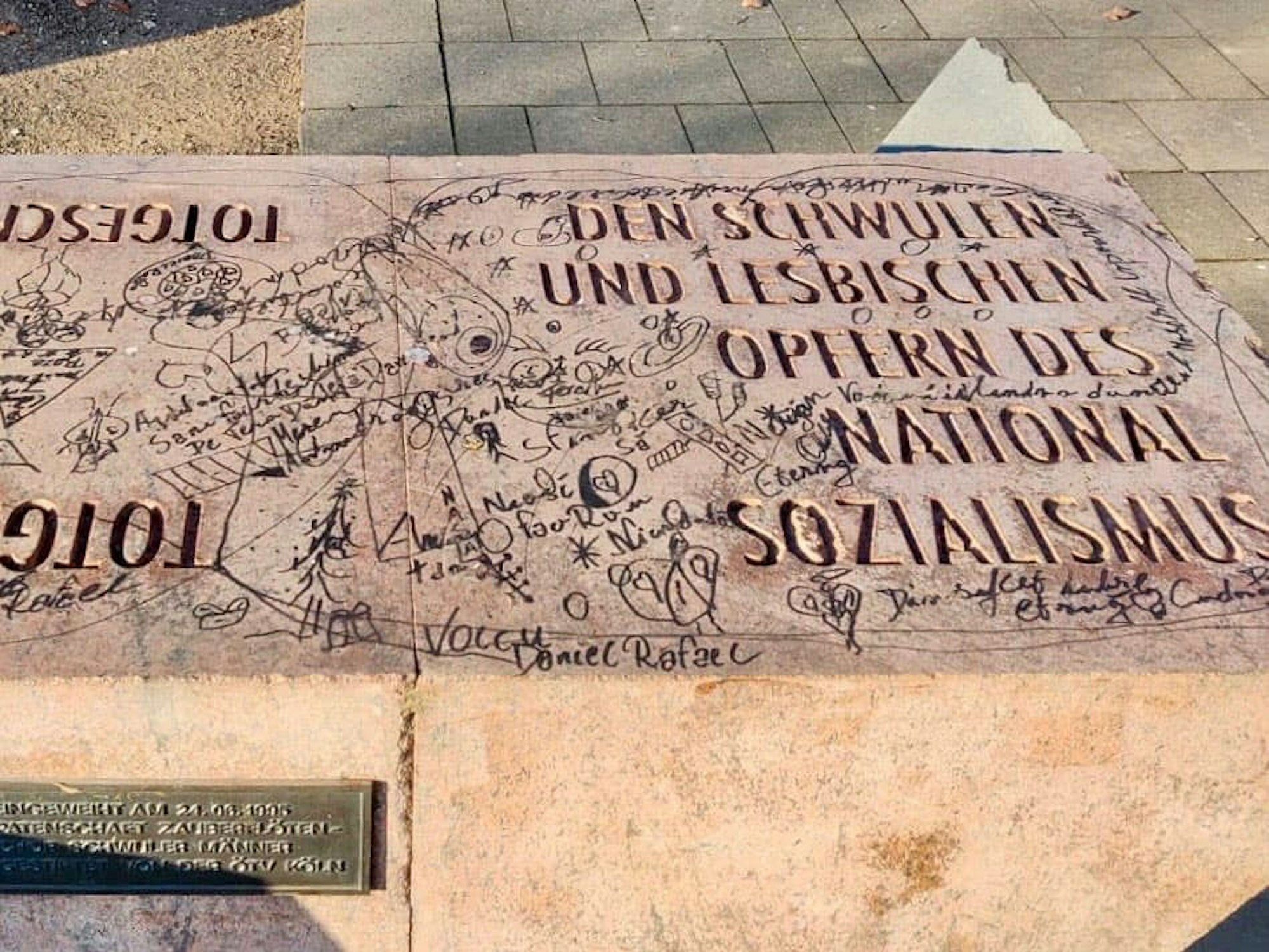 Das Mahnmal für schwule und lesbische Oper des Nationalsozialismus an der Hohenzollernbrücke in Köln wurde beschmiert.
Fotos: Zauberflöten e.V.