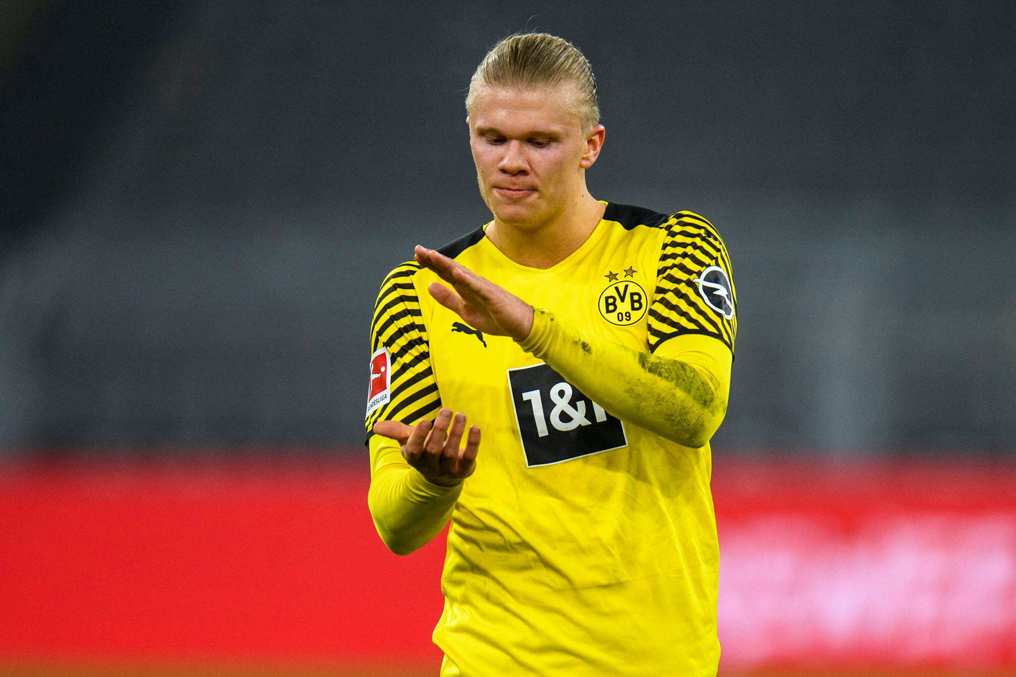 Erling Haaland klatscht in die Hände.