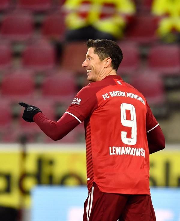 Robert Lewandowski bejubelt sein 300. Tor in der Bundesliga
