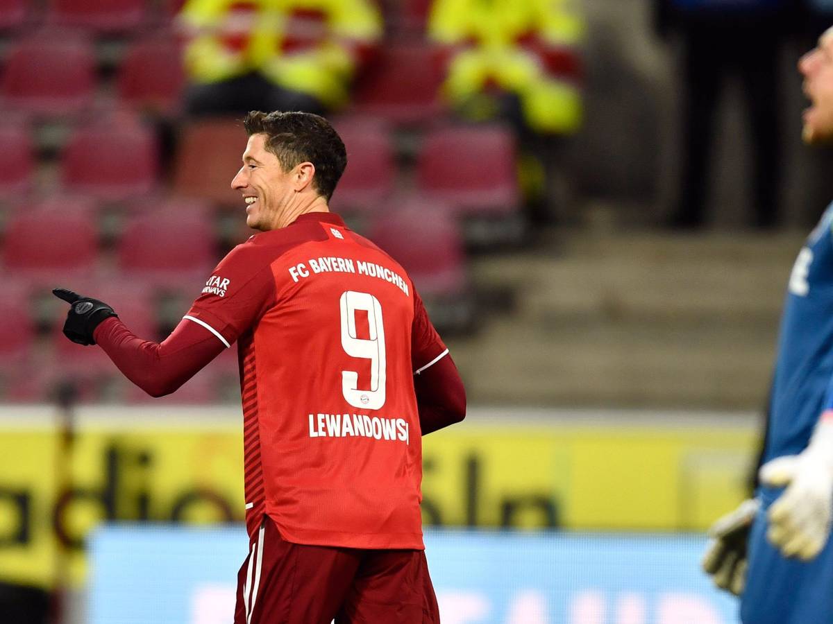 Robert Lewandowski bejubelt sein 300. Tor in der Bundesliga