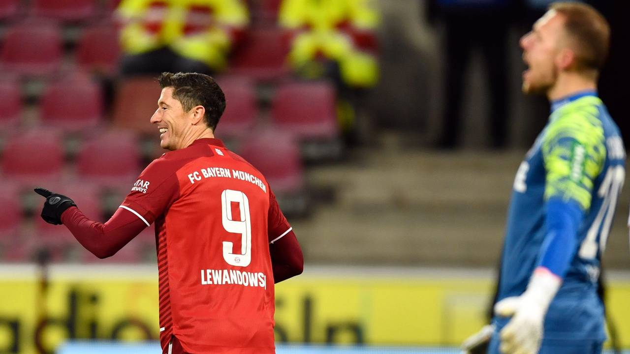 Robert Lewandowski bejubelt sein 300. Tor in der Bundesliga