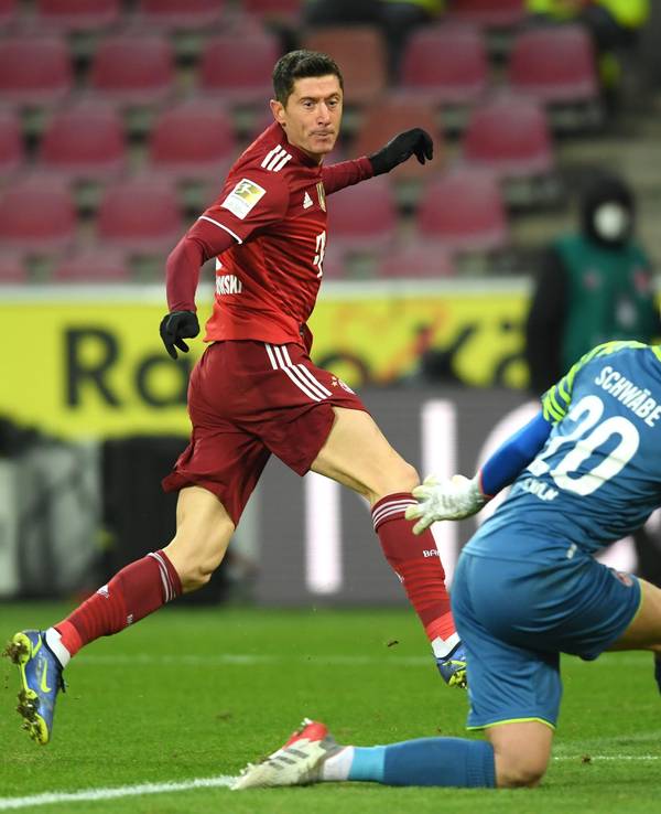 Robert Lewandowski überwindet Marvin Schwäbe.