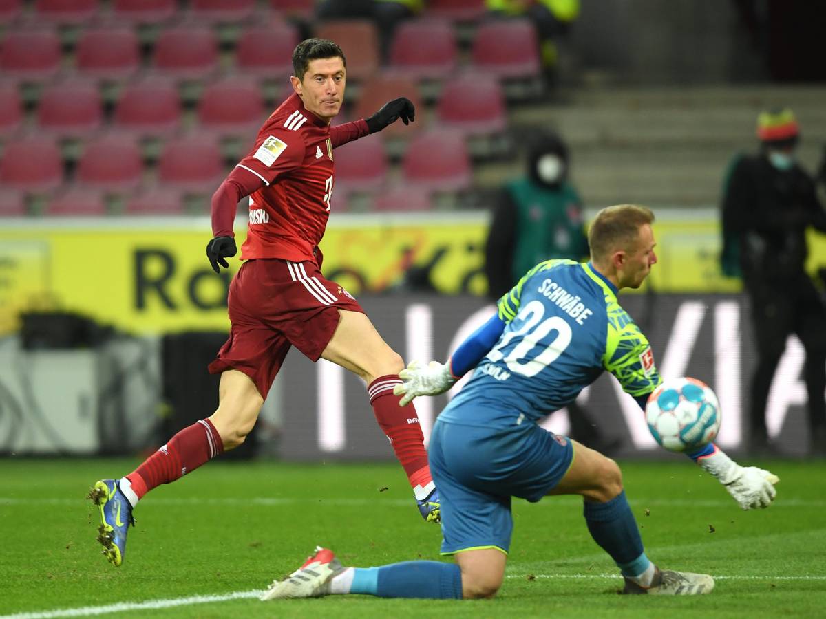 Robert Lewandowski überwindet Marvin Schwäbe.