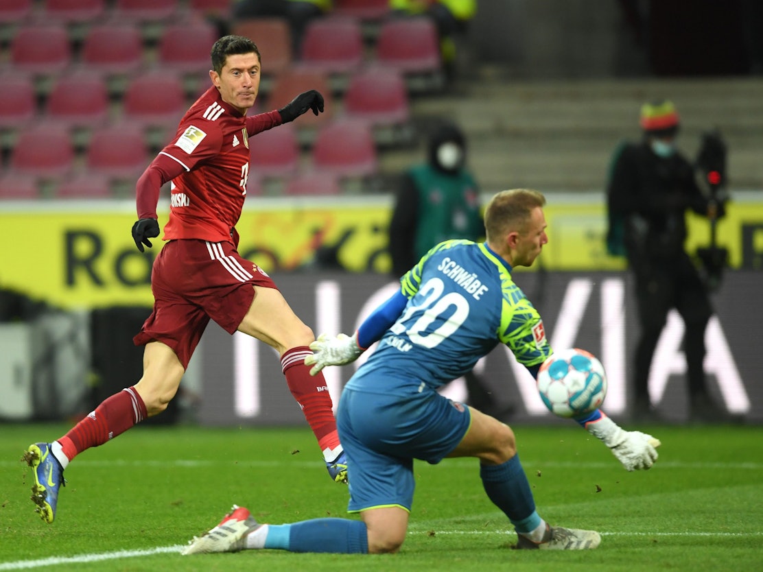 Robert Lewandowski überwindet Marvin Schwäbe.