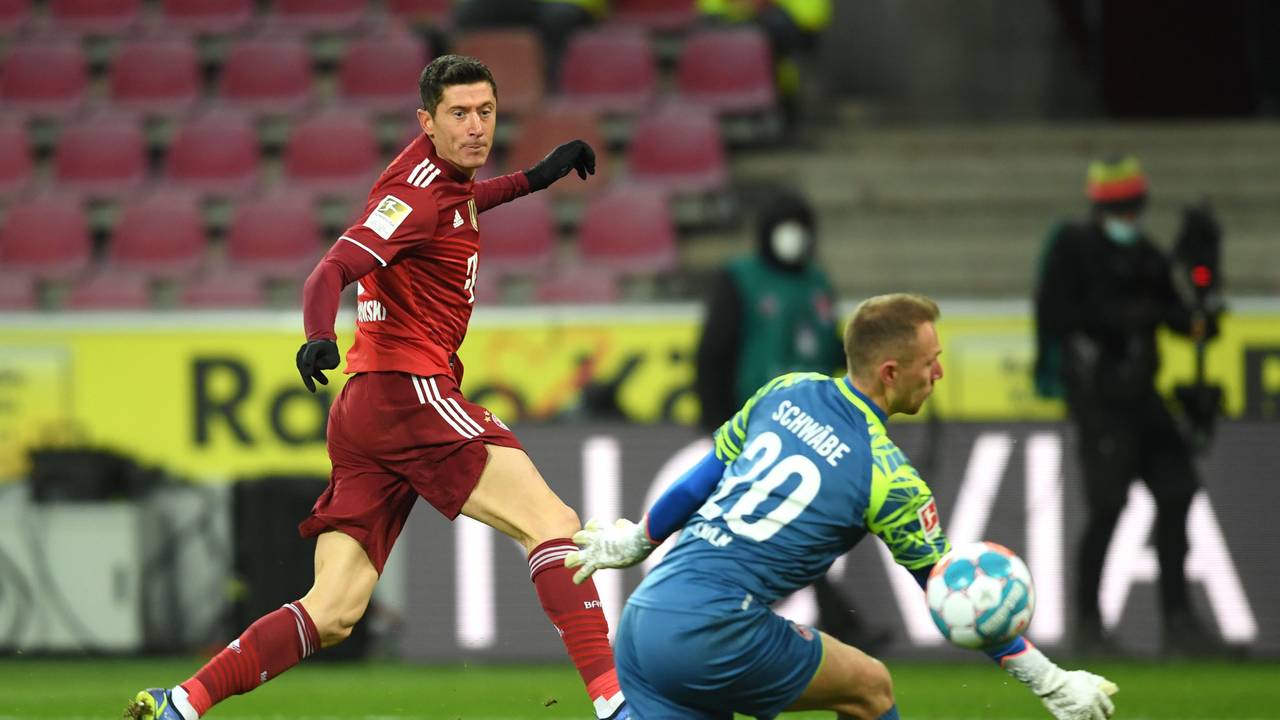 Robert Lewandowski überwindet Marvin Schwäbe.