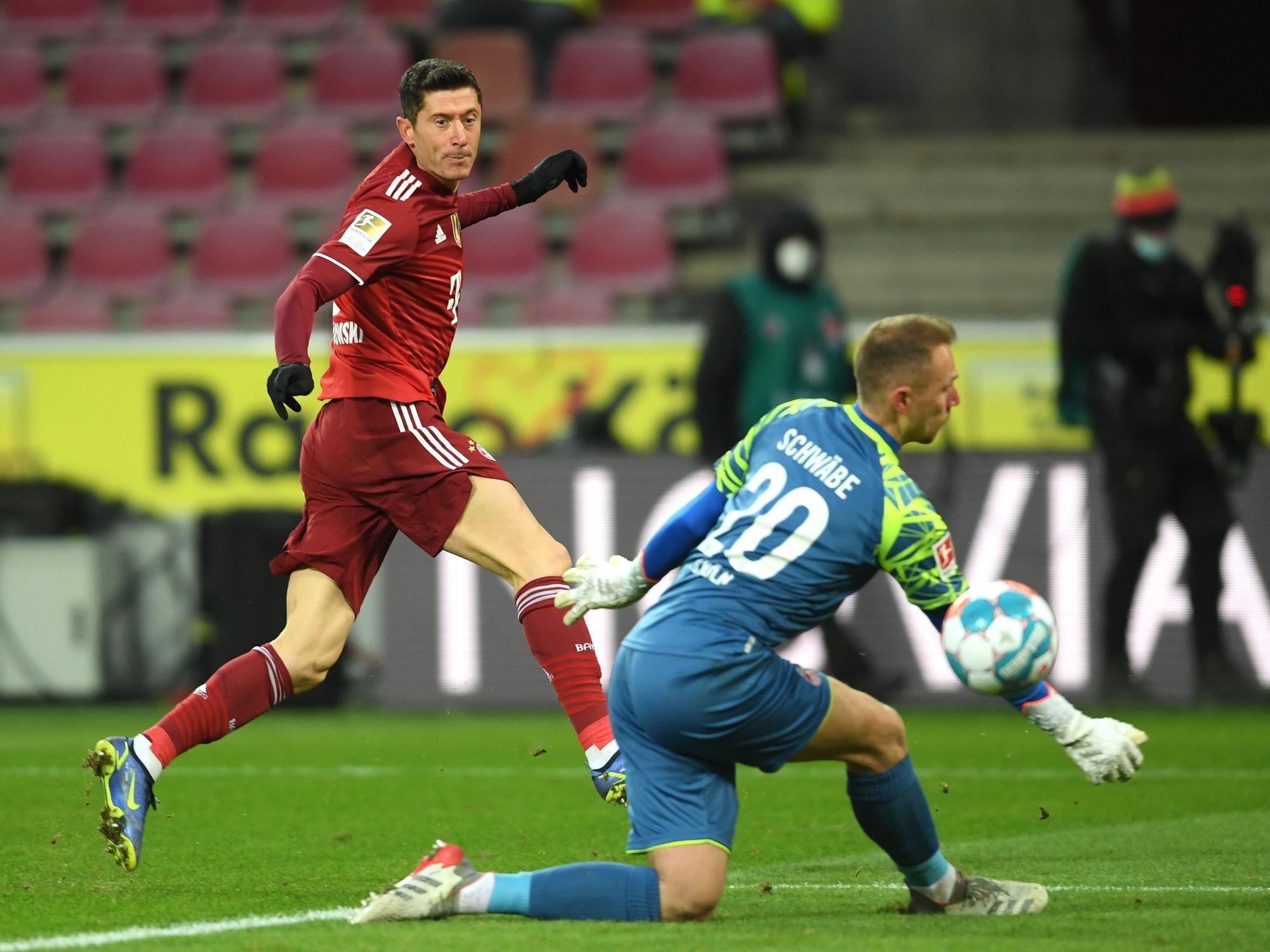 Robert Lewandowski überwindet Marvin Schwäbe.