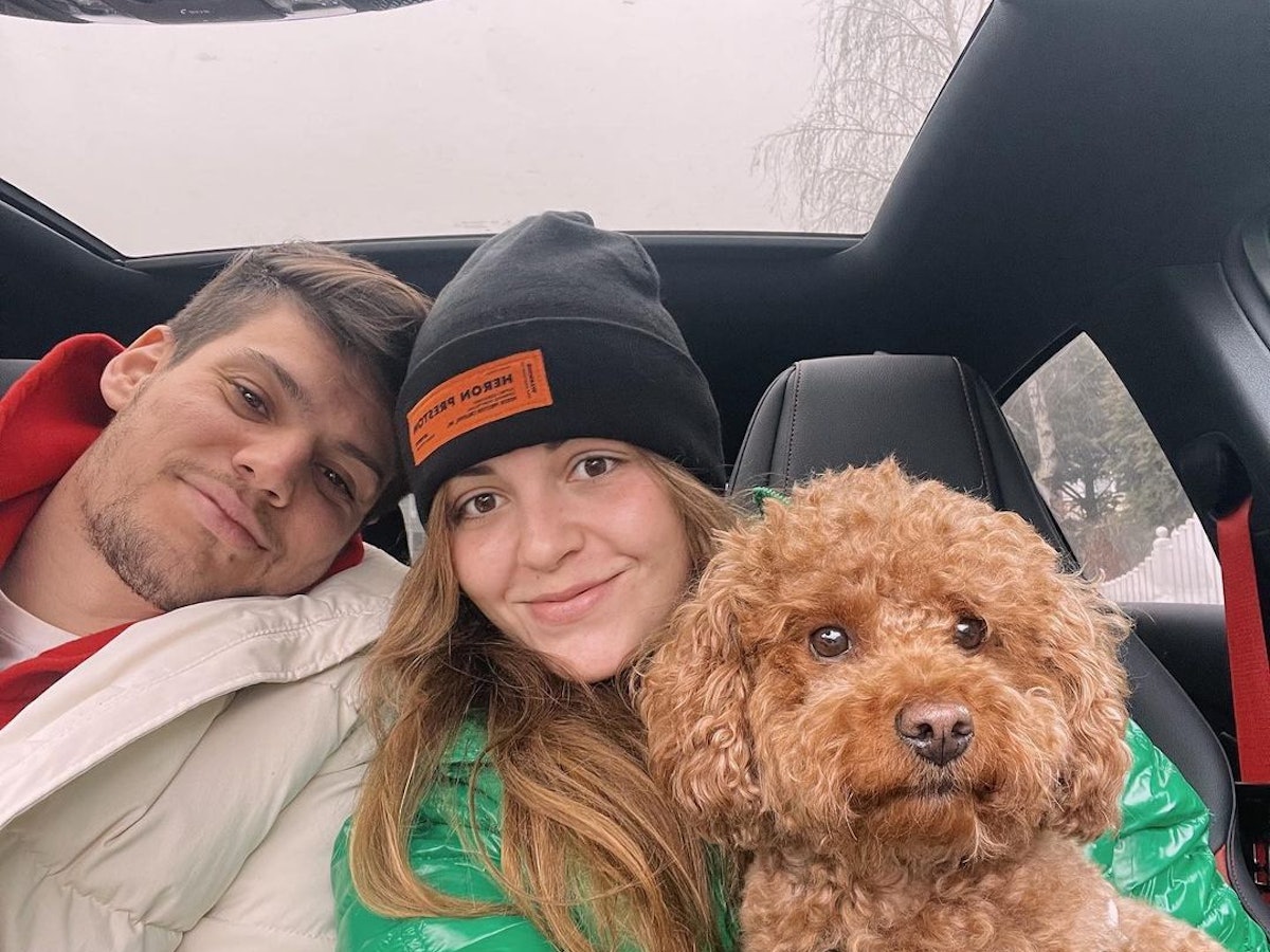 Jorge Meré mit seiner Freundin Marta im Auto.