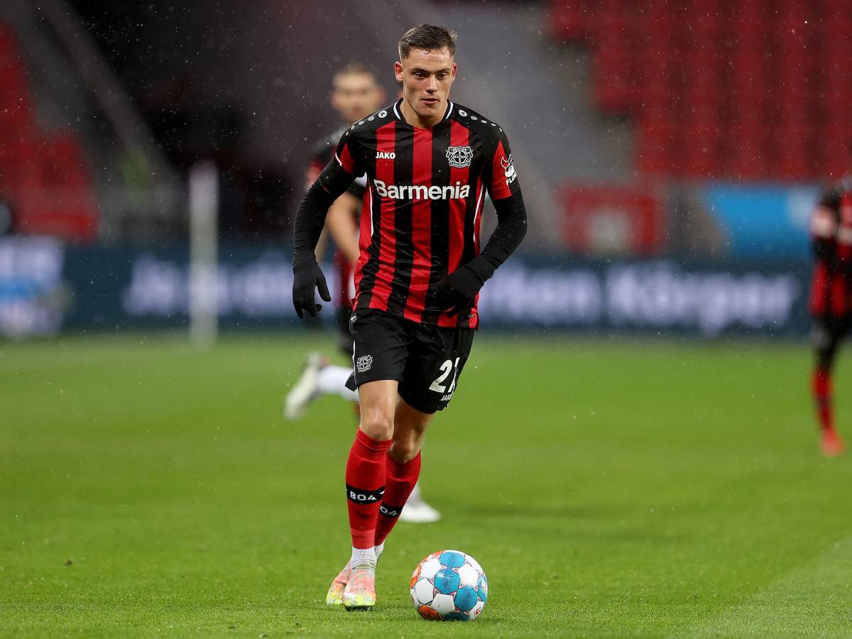 Florian Wirtz führt den Ball im Spiel gegen Union Berlin