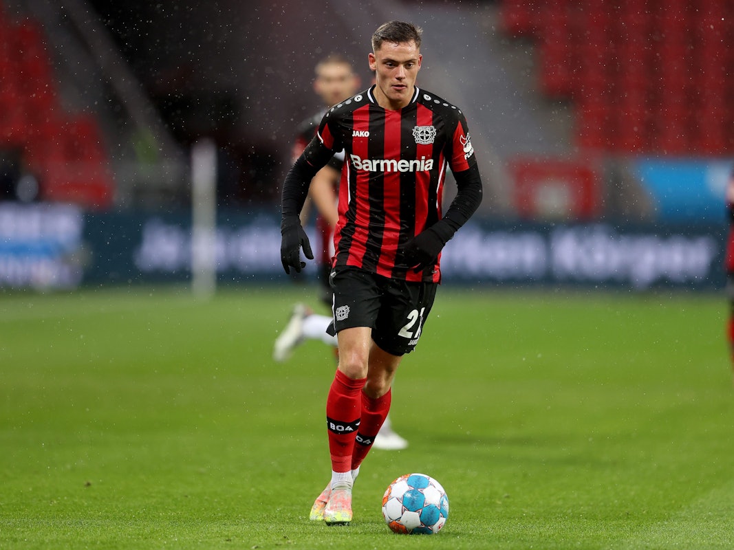 Florian Wirtz führt den Ball im Spiel gegen Union Berlin