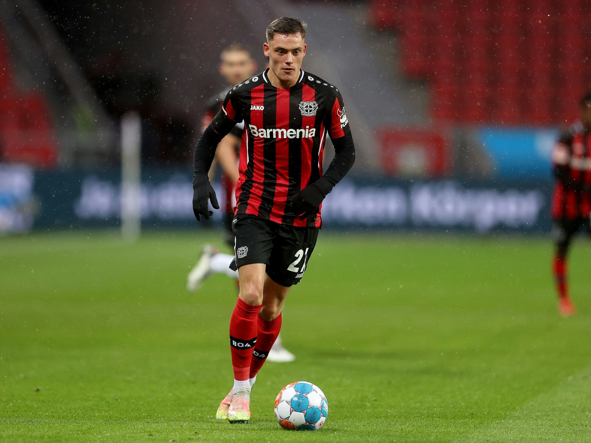 Florian Wirtz führt den Ball im Spiel gegen Union Berlin