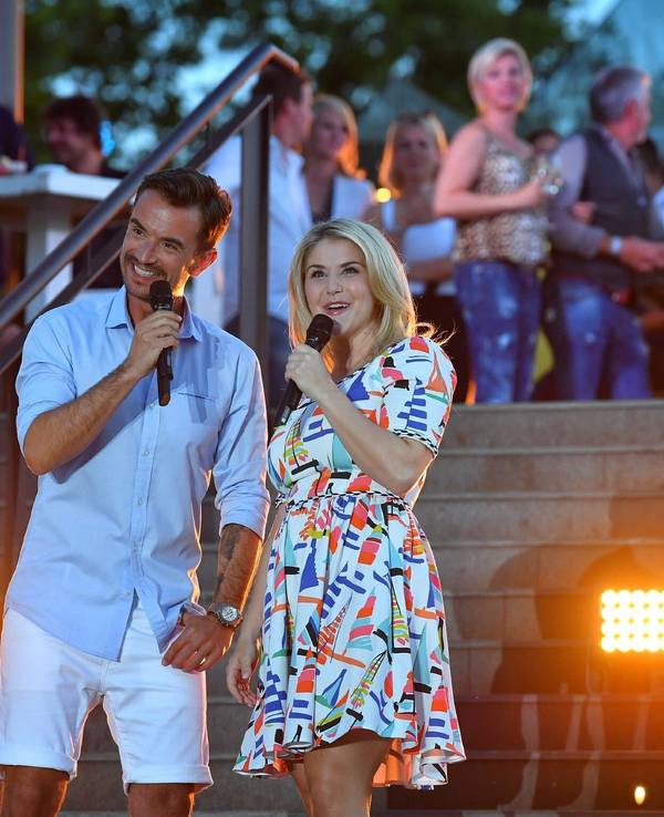 Florian Silbereisen und Beatrice Egli (hier bei einem Auftritt im MDR 2017): Immer wieder machen Gerüchte die Runde, die beiden seien ein Paar.