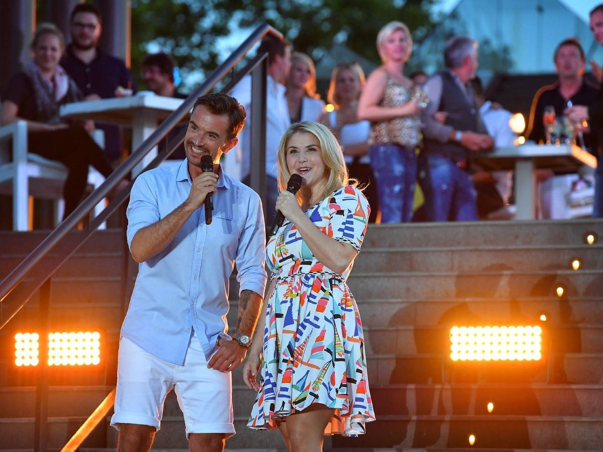 Florian Silbereisen und Beatrice Egli (hier bei einem Auftritt im MDR 2017): Immer wieder machen Gerüchte die Runde, die beiden seien ein Paar.
