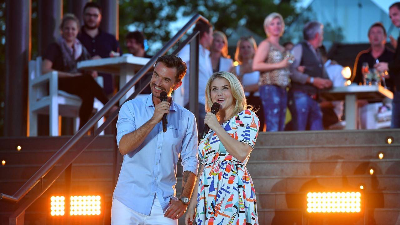 Florian Silbereisen und Beatrice Egli (hier bei einem Auftritt im MDR 2017): Immer wieder machen Gerüchte die Runde, die beiden seien ein Paar.