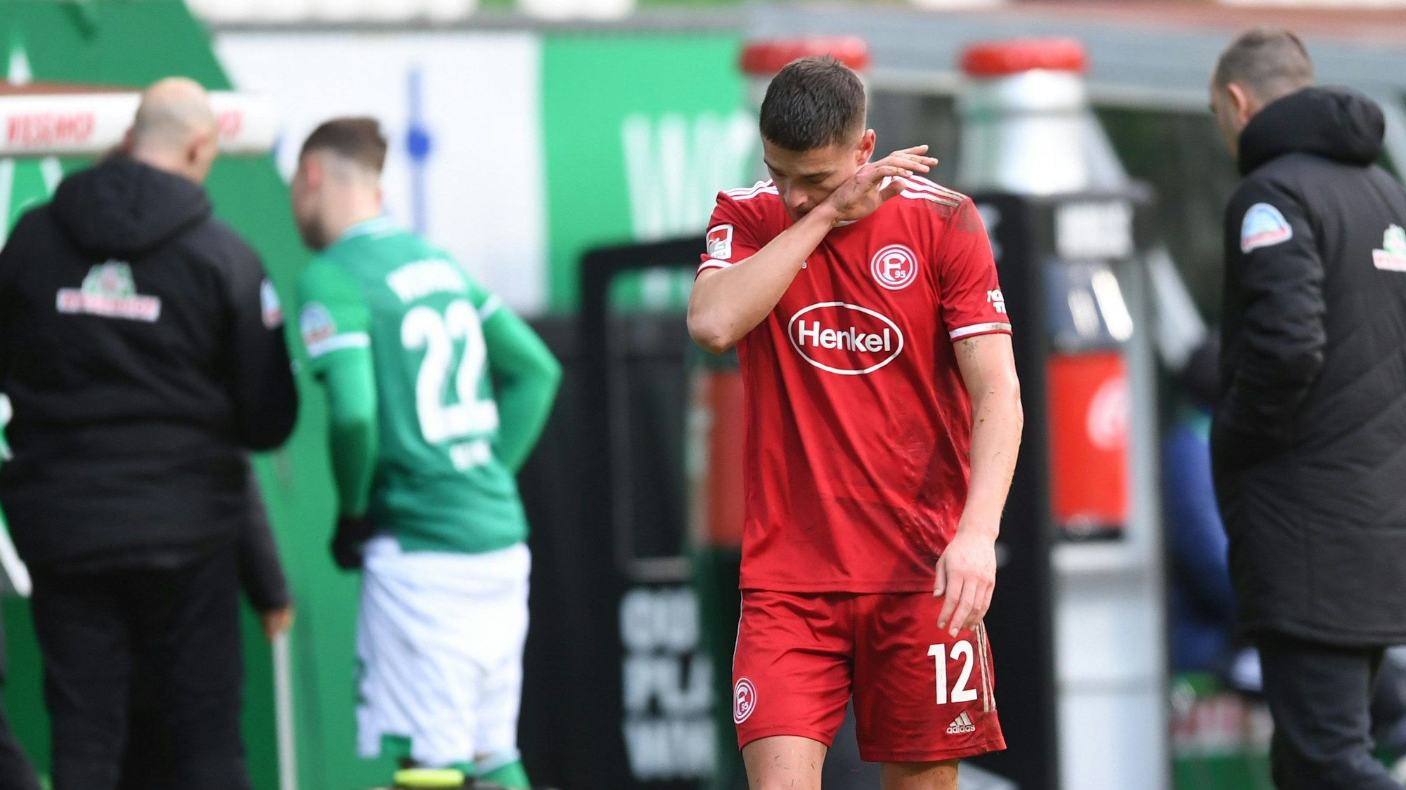 Kristoffer Peterson geht nach einer Roten Karte im Spiel von Fortuna Düsseldorf vom Feld