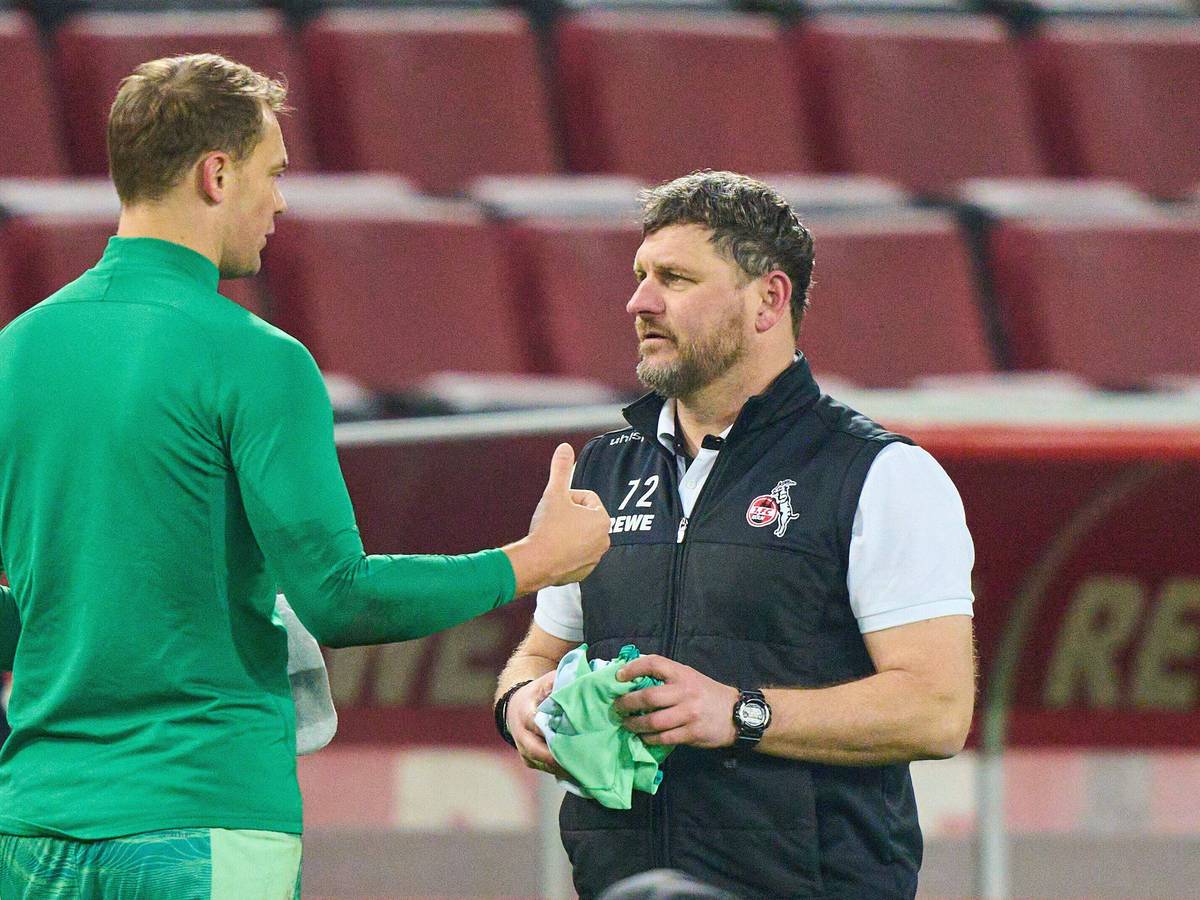 Steffen Baumgart und Manuel Neuer tauschen Trikot und Mütze.