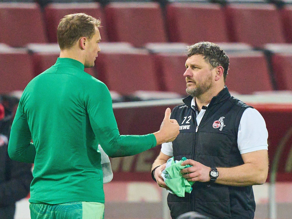 Steffen Baumgart und Manuel Neuer tauschen Trikot und Mütze.
