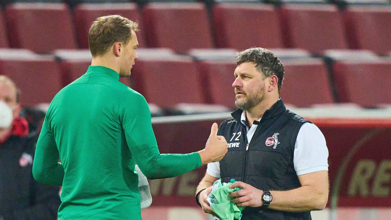 Steffen Baumgart und Manuel Neuer tauschen Trikot und Mütze.