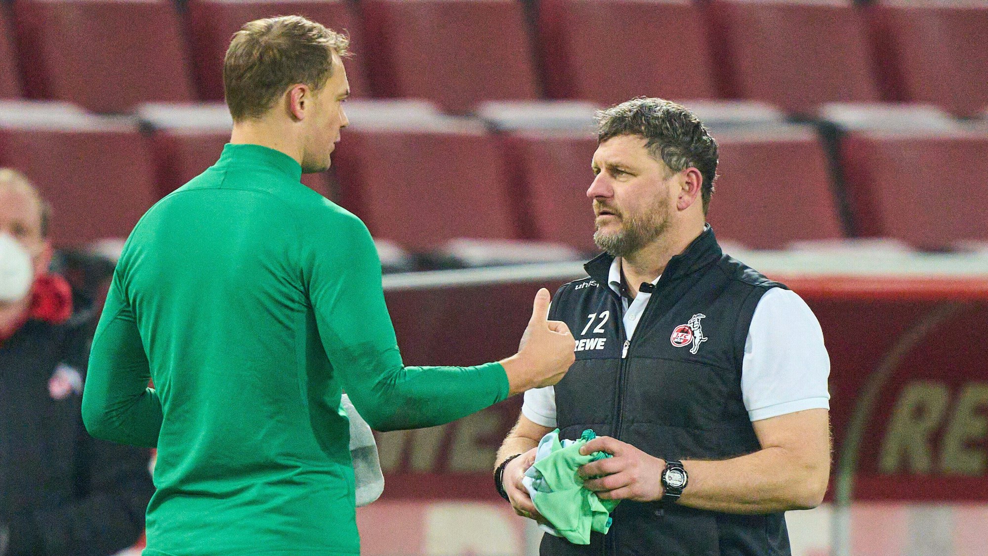 Steffen Baumgart und Manuel Neuer tauschen Trikot und Mütze.