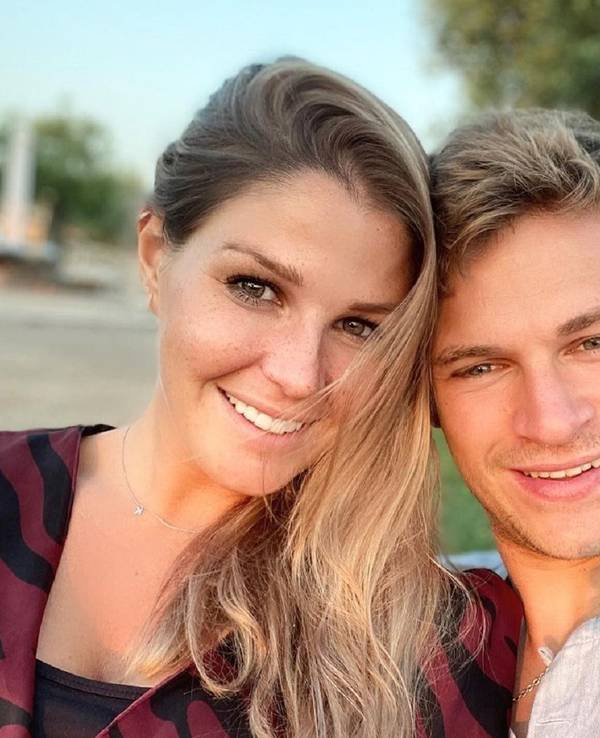 Lina Meyer und Joshua Kimmich posieren für ein Selfie
