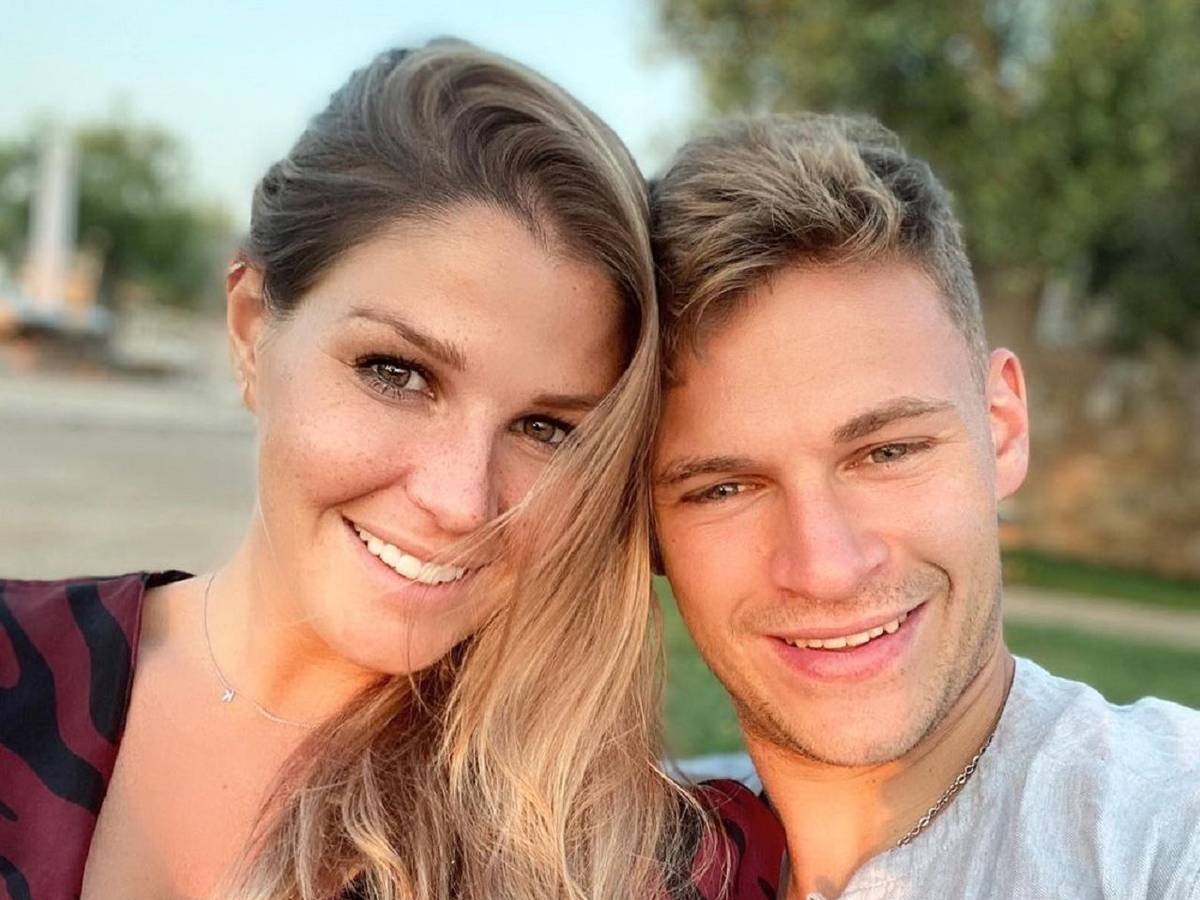 Lina Meyer und Joshua Kimmich posieren für ein Selfie