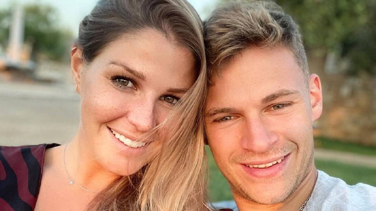 Lina Meyer und Joshua Kimmich posieren für ein Selfie