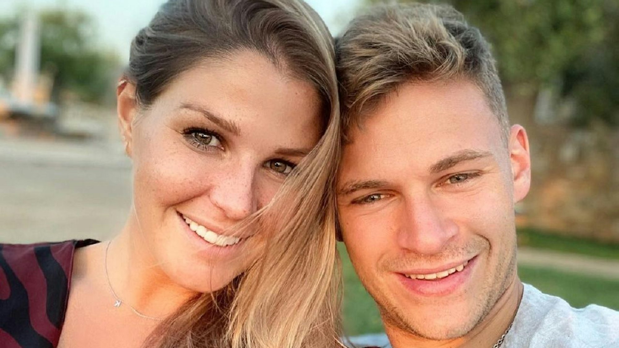 Lina Meyer und Joshua Kimmich posieren für ein Selfie