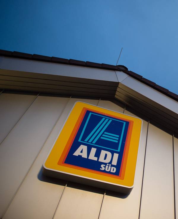 Ein Aldi-Kunde hat sich auf Facebook über die Strom-Schnorrer auf den Parkplätzen der Discounter beschwert. Unser Symbolfoto vom 2016 zeigt das Aldi-Logo.