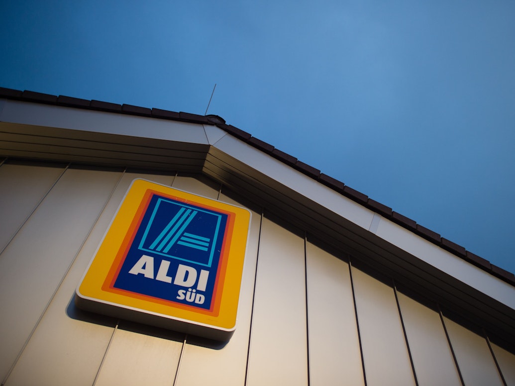 Ein Aldi-Kunde hat sich auf Facebook über die Strom-Schnorrer auf den Parkplätzen der Discounter beschwert. Unser Symbolfoto vom 2016 zeigt das Aldi-Logo.