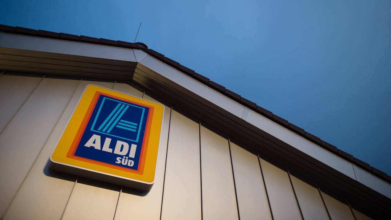 Ein Aldi-Kunde hat sich auf Facebook über die Strom-Schnorrer auf den Parkplätzen der Discounter beschwert. Unser Symbolfoto vom 2016 zeigt das Aldi-Logo.