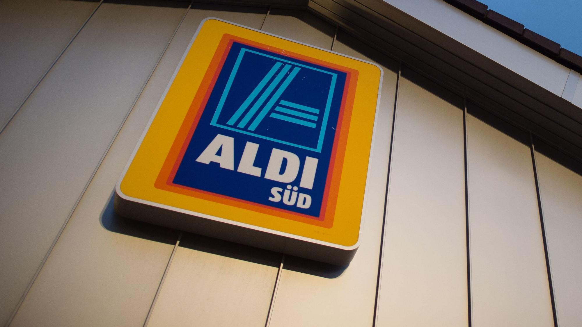 Ein Aldi-Kunde hat sich auf Facebook über die Strom-Schnorrer auf den Parkplätzen der Discounter beschwert. Unser Symbolfoto vom 2016 zeigt das Aldi-Logo.
