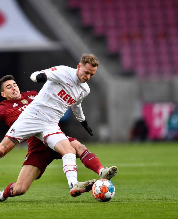 Ondrej Duda verliert den Ball gegen Marc Roca.