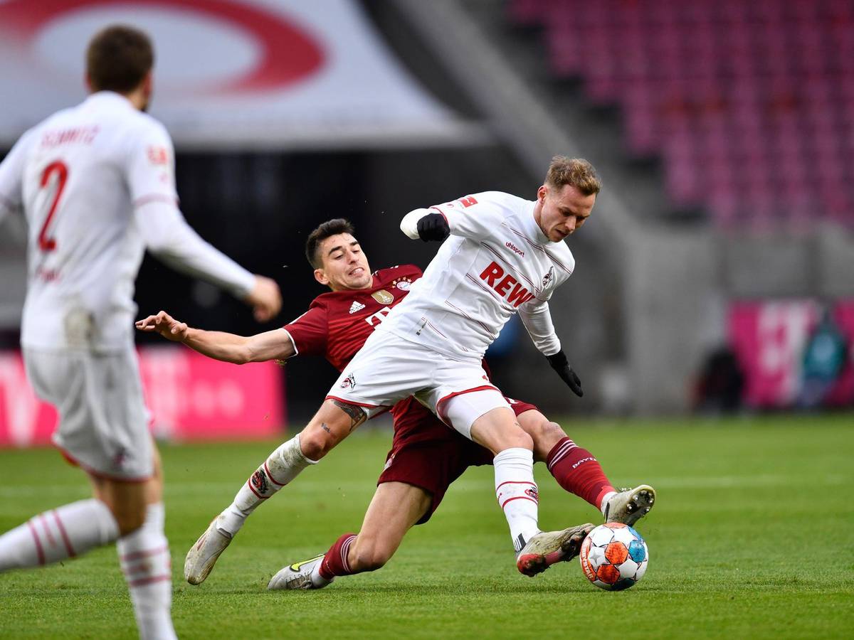 Ondrej Duda verliert den Ball gegen Marc Roca.