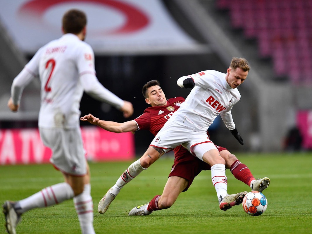 Ondrej Duda verliert den Ball gegen Marc Roca.