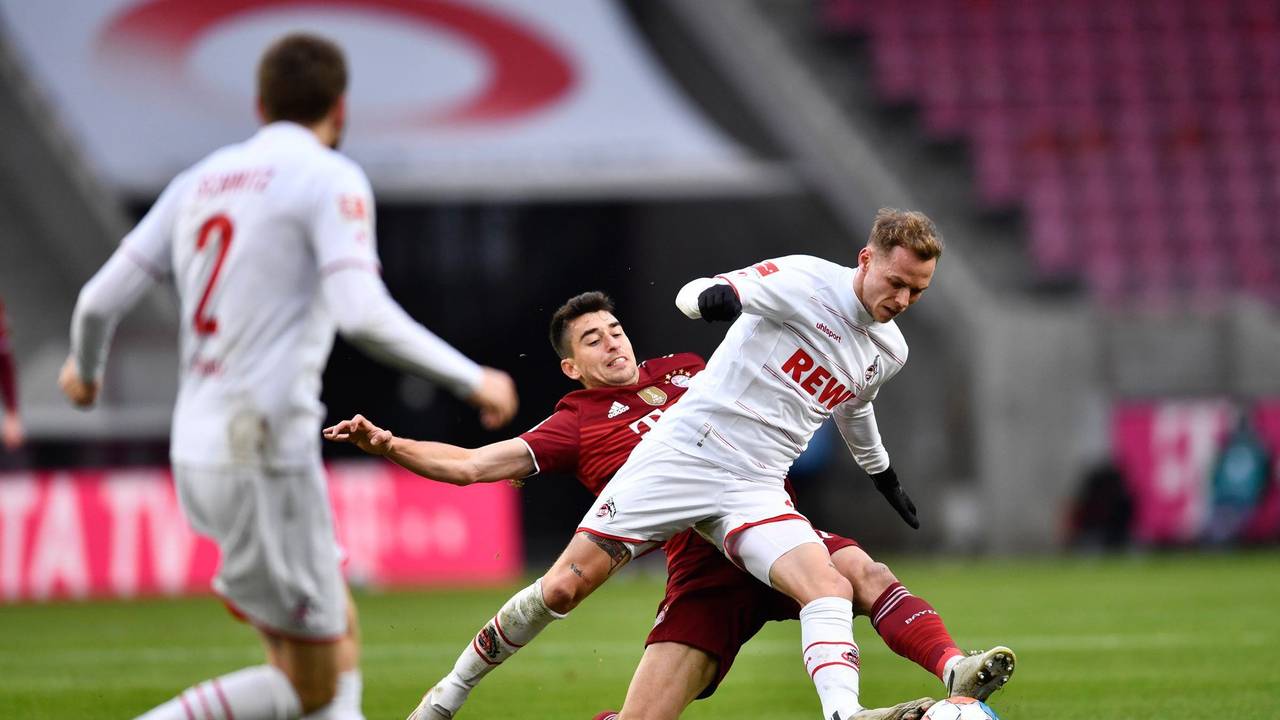Ondrej Duda verliert den Ball gegen Marc Roca.