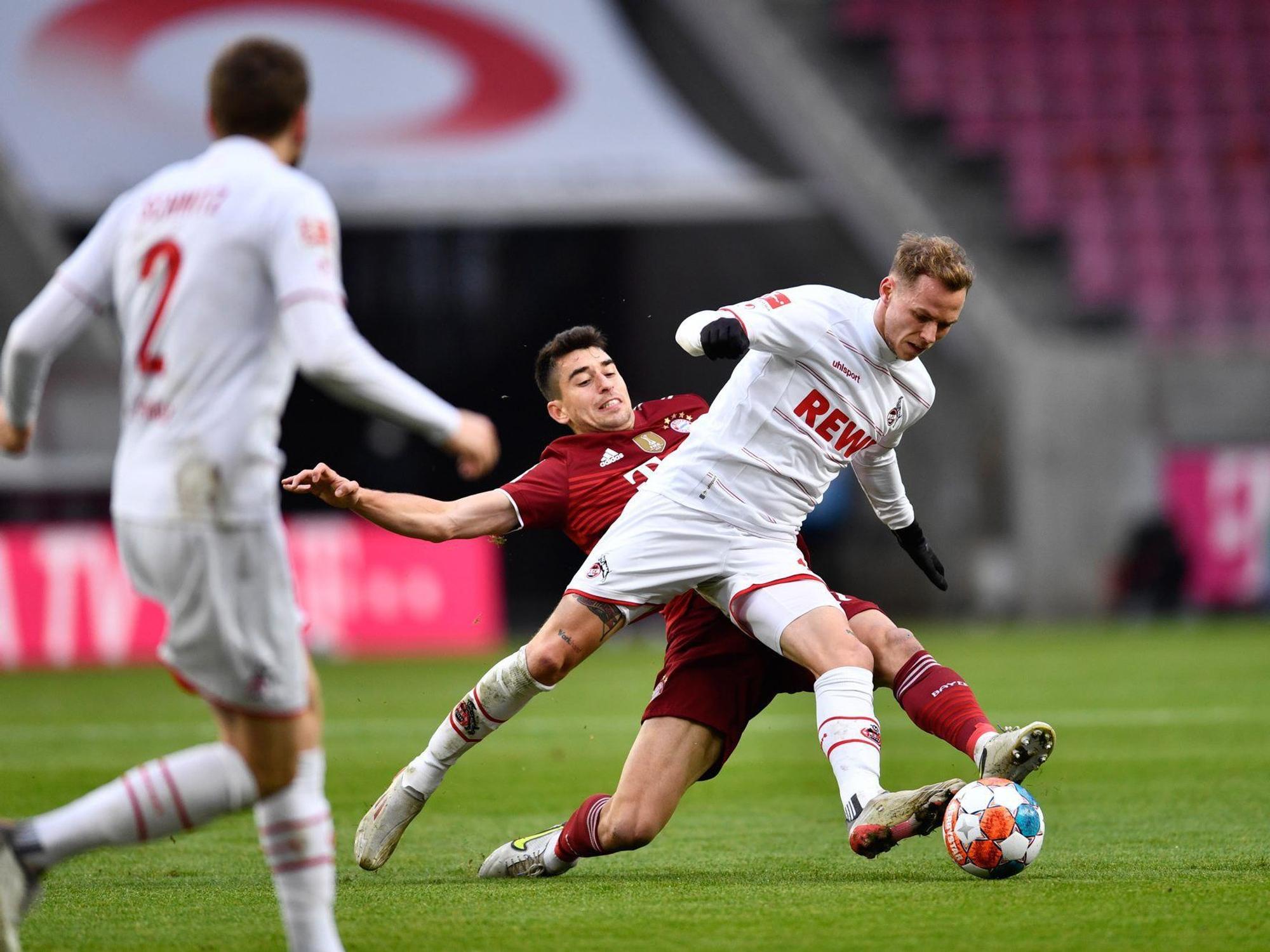 Ondrej Duda verliert den Ball gegen Marc Roca.
