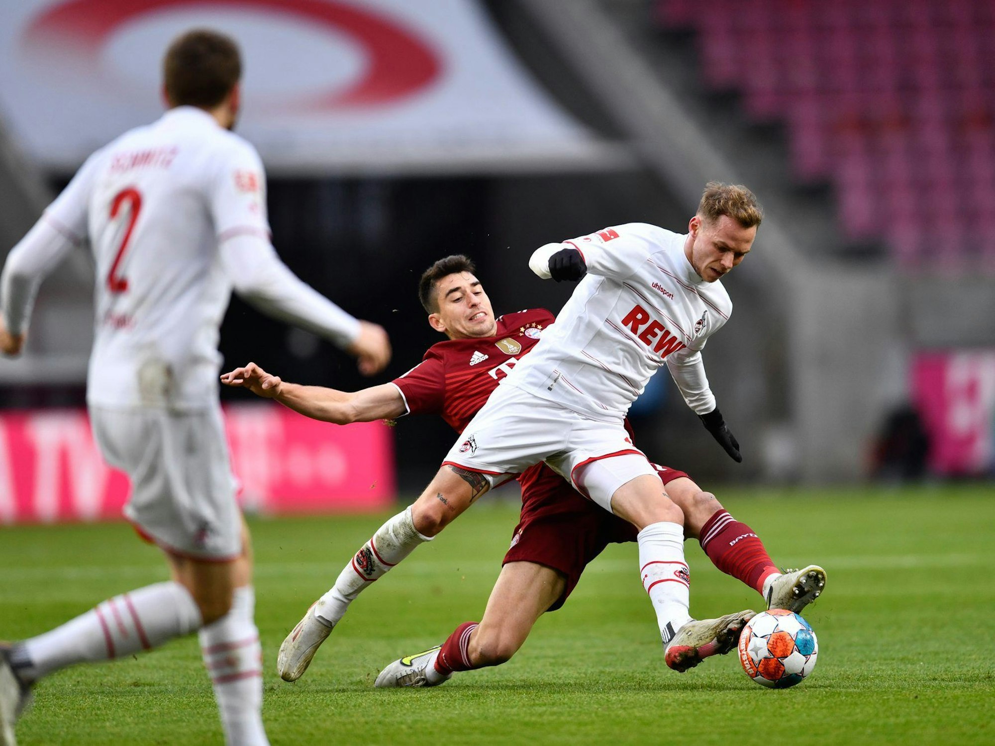 Ondrej Duda verliert den Ball gegen Marc Roca.