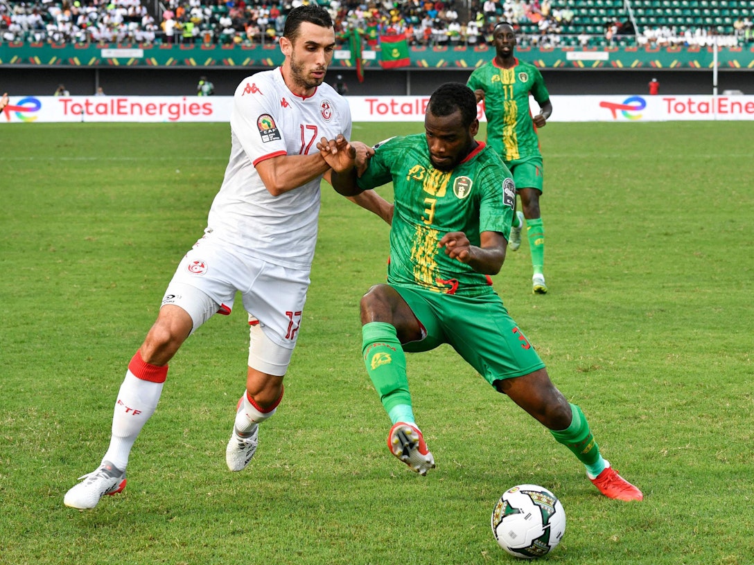 Ellyes Skhiri kämpft mit Aly Abeid um den Ball