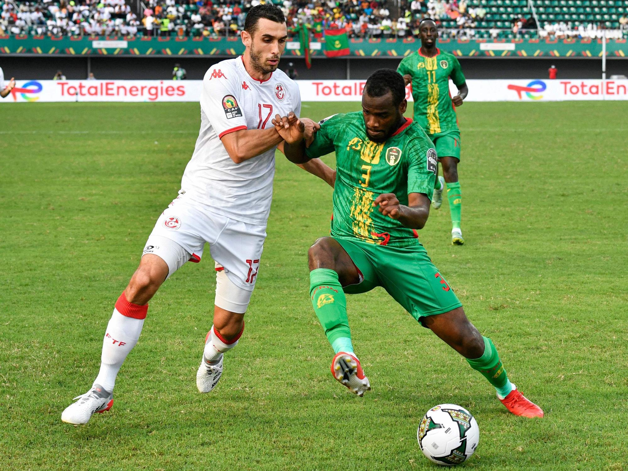 Ellyes Skhiri kämpft mit Aly Abeid um den Ball