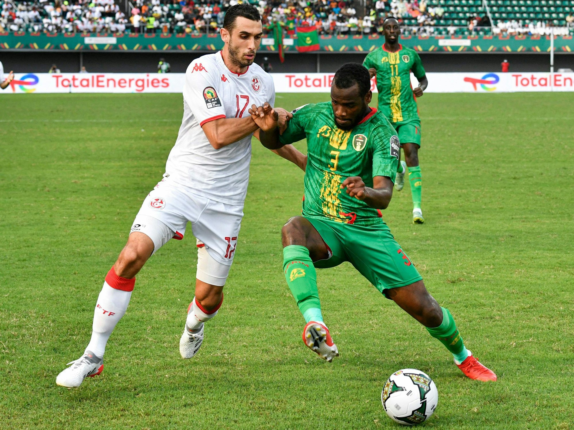 Ellyes Skhiri kämpft mit Aly Abeid um den Ball